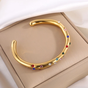 Luxe gouden titanium stalen cross-armband met gekleurde zirkoniasteentjes ingelegd