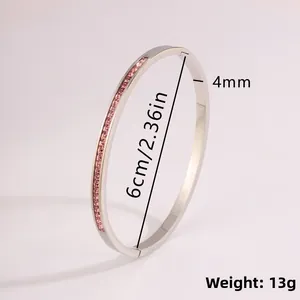 Detalle de una pulsera de acero de titanio plateado de 4mm con circonitas rosa y medidas