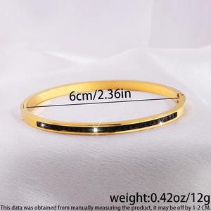 Detalle del diámetro de 6cm y peso de 12g del brazalete de acero de titanio dorado con piedras