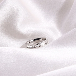 Bague éternité en acier titane avec zircons carrés scintillants sur soie blanche