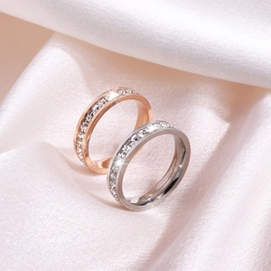 Bagues éternité classiques en acier titane rose doré et argent sur soie