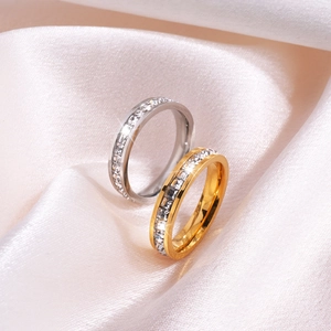 Bagues d'éternité étincelantes en or et argent avec zircons sur soie rose de luxe