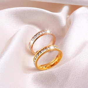 Bague éternité en titane avec oxydes de zirconium sertis sur fond de satin