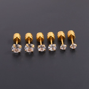 Set mit sechs goldenen Edelstahl-Ohrsteckern und Zirkonia-Steinen in verschiedenen Größen
