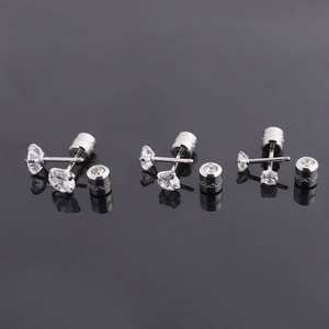 Detailaufnahme silberner Edelstahl-Ohrstecker mit vierzackigem Zirkonia-Stein
