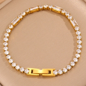 Vue détaillée du bracelet tennis plaqué or en acier inoxydable avec pierres de zircone