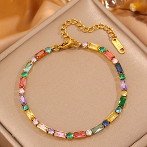Bracelet multicolore en zircons plaqué or 18K avec pierres carrées sur socle en soie