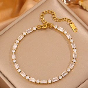 Bracelet tennis luxueux plaqué or K18 avec zircons étincelants dans son écrin à bijoux