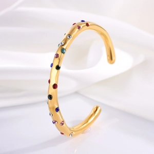 Stijlvolle goudkleurige titaniumstalen kruisarmband met kleurrijke edelstenen