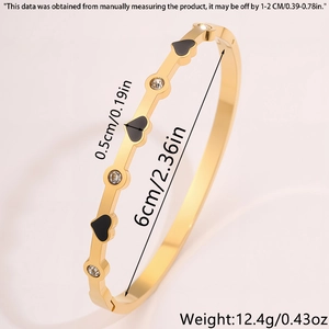 Dettaglio di bracciale dorato a cuore con dimensioni 6cm diametro e 0,5cm larghezza