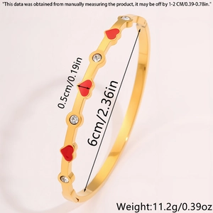 Dettaglio del bracciale rigido a cuore in oro con smalto rosso e cristalli bianchi