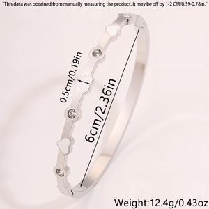 Dettaglio del bracciale a cuore in titanio con diametro interno 6cm e zirconi