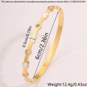 Dettaglio della larghezza di 0,5 cm e diametro di 6 cm del bracciale cuore smaltato