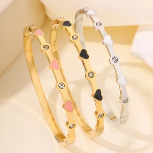 Bracciale rigido in acciaio al titanio con cuore smaltato e strass in oro e argento
