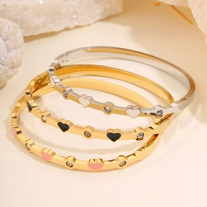 Set di tre bracciali in acciaio al titanio con cuori in zircone e finiture in smalto