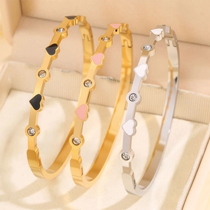 Tre eleganti bracciali in acciaio al titanio con cuori in smalto e diamanti lucenti