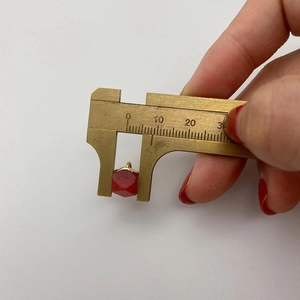 Pendentif en pierre naturelle mesuré avec pied à coulisse pour taille 8x12mm