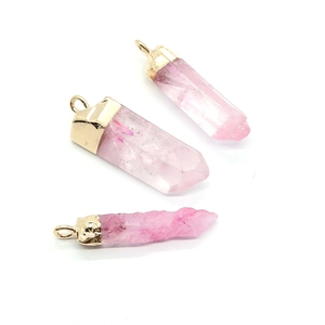 Naturrosa Kristallanhänger-Set mit sechseckigen Prismen und goldenen Kappen für DIY-Schmuck
