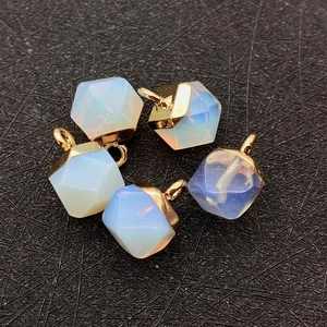 Cinq pendentifs hexagonaux en opaline avec calottes dorées pour la création de bijoux
