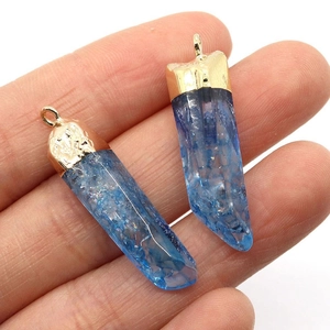 Zwei unregelmäßige blaue Naturstein-Anhänger mit goldenen Metallkappen für DIY