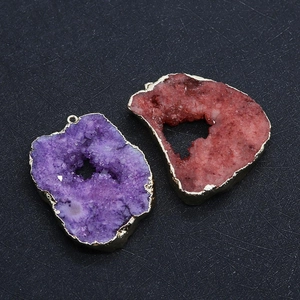 Détails macro de pendentifs en cristal naturel avec bordures métalliques polies et textures