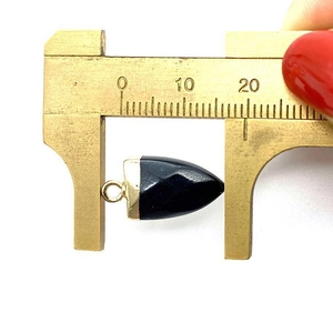 Medición detallada del colgante de piedra negra tallada con tapa de metal dorado