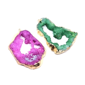 Onregelmatige natuurlijke geode hangers met vergulde randen in rode en groene kleuren
