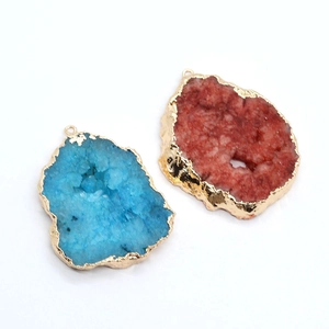 Natuurlijke agaat druzy hanger met vergulde rand in blauw en roodbruin onregelmatig