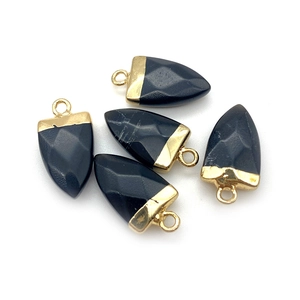 Colgantes de piedra natural negra facetada con tapa dorada para joyería artesanal