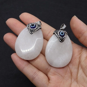 Détails de pendentifs goutte en quartz blanc avec motif œil et fermoirs en cristal