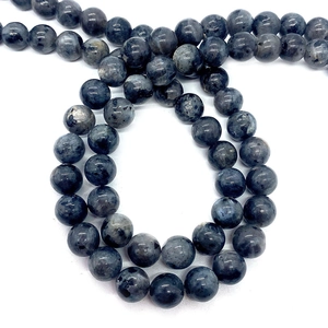 Dettaglio ravvicinato di perline rotonde di labradorite naturale con riflessi blu