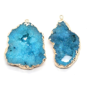 Pendentif en pierre druzy bleue naturelle avec bordure dorée et boucle en métal