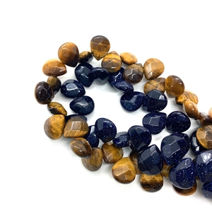 Vue détaillée de perles facettées en œil de tigre et pierre de sable bleu pour bijoux