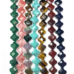 Perle sfaccettate in pietra naturale a quadrifoglio per collane e accessori fai-da-te