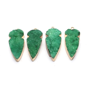 Pijlvormige hanger van groene natuursteen met goudkleurige rand voor DIY sieraden