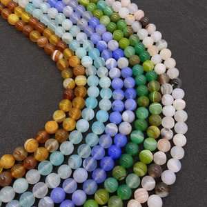 Macrodetail van kleurrijke zijde-agaat kralen met natuurlijke strepen voor DIY-sieraden