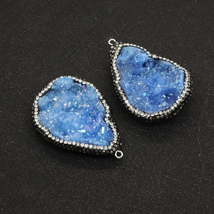 Vue détaillée de pendentifs goutte en druzy bleu avec bordure en strass pour bijoux DIY