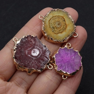 Macro-opname van drie natuurlijke kristallen connectoren met goudlaag voor sieraden