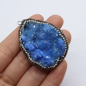 Pendentif goutte en druse de cristal bleu naturel avec bordure en strass