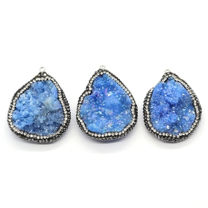 Pendentif goutte en cristal druzy bleu avec bordure strass sur fond blanc