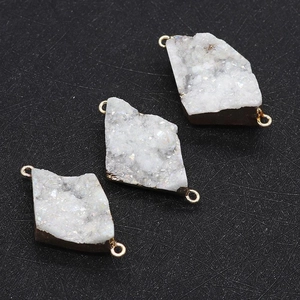 Detailsicht der weißen Druzy-Quarz-Anhänger in Rautenform mit goldenen Doppelösen