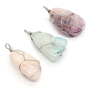 Set van onregelmatige natuurstenen hangers met draadwikkeling in paars blauw en roze