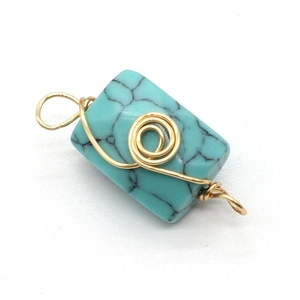 Rechteckiger Türkis-Anhänger mit goldener Drahtumwicklung und Spirale für DIY-Schmuck