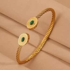 Vue macro détaillée du bracelet câble doré avec extrémités ovales en malachite verte
