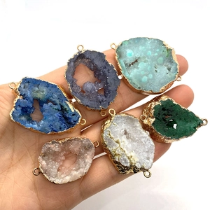 Hand met zes kleurrijke druzy agaat hangers met vergulde dubbele lus connectoren voor DIY