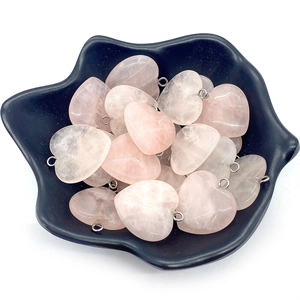 Ciondoli a cuore in quarzo rosa naturale con ganci in argento per creazioni di gioielli