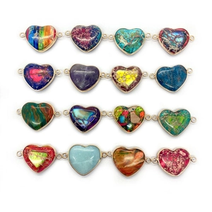 Set di 16 ciondoli a cuore in pietra colorata con bordo dorato e doppi anelli di aggancio