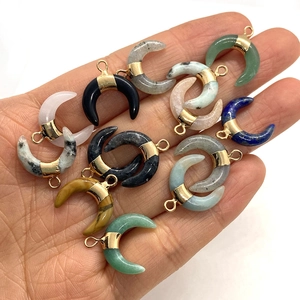Pendentifs lune en pierre naturelle avec crochets dorés en diverses couleurs de gemmes
