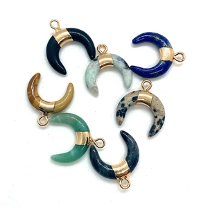 Pendentifs en pierre naturelle en forme de croissant avec embouts dorés variés