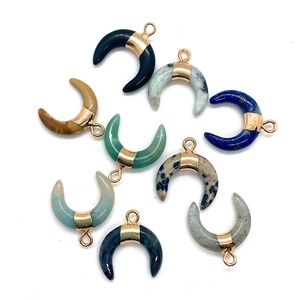 Assortiment de pendentifs croissants en pierre naturelle avec fermoirs dorés sur fond blanc
